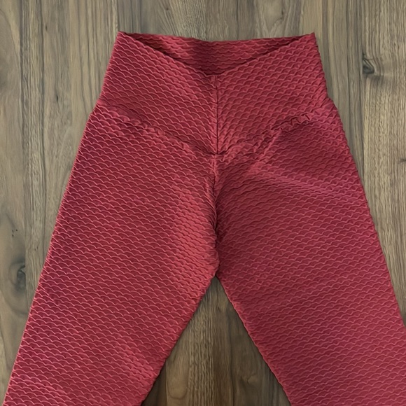 Booty by Brabants Croco Skin Cropped Legging, One Size, Merlot - Picture 6 of 7